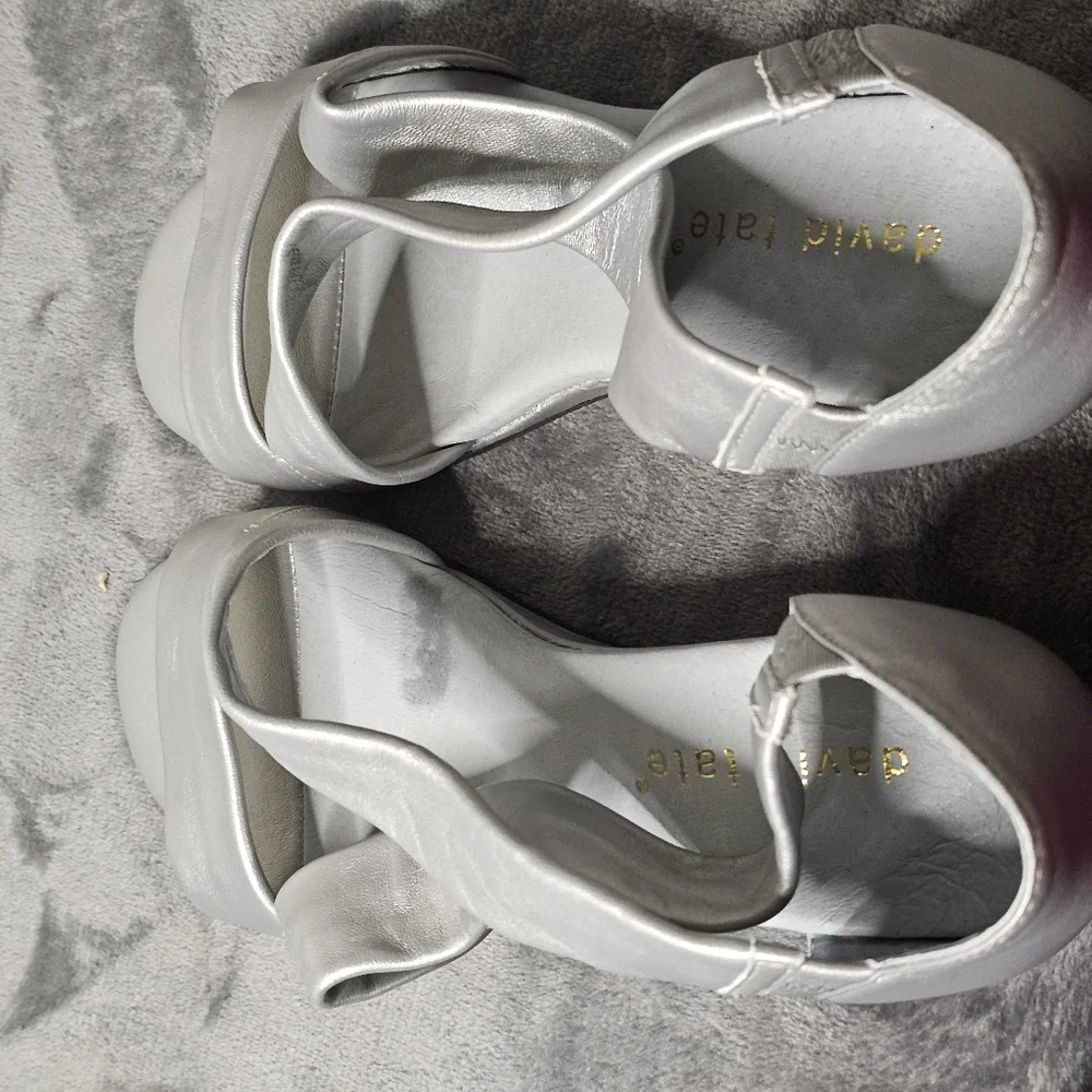 David Tate Silver Women's Wedge Sandals Size 8.5WW. Leather Upper‎